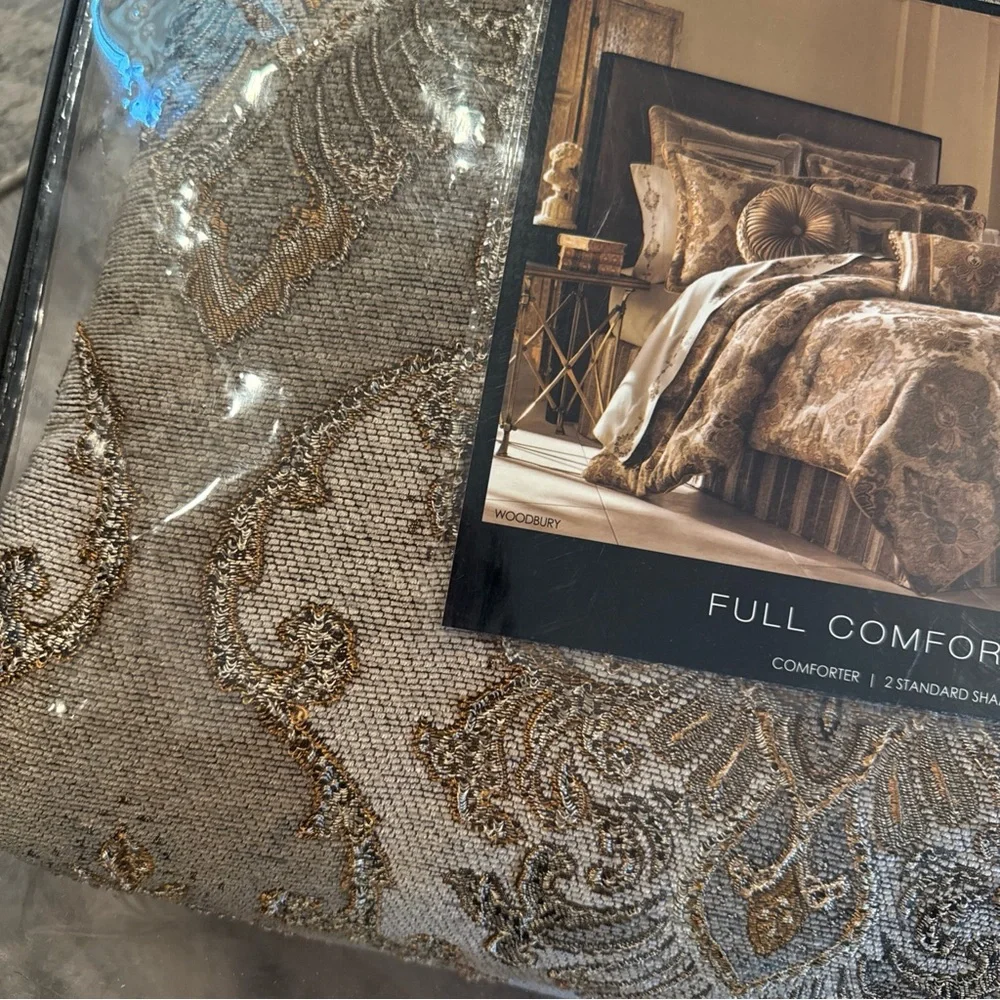 J. Queen New York Full Size Comforter Set Woodbury new